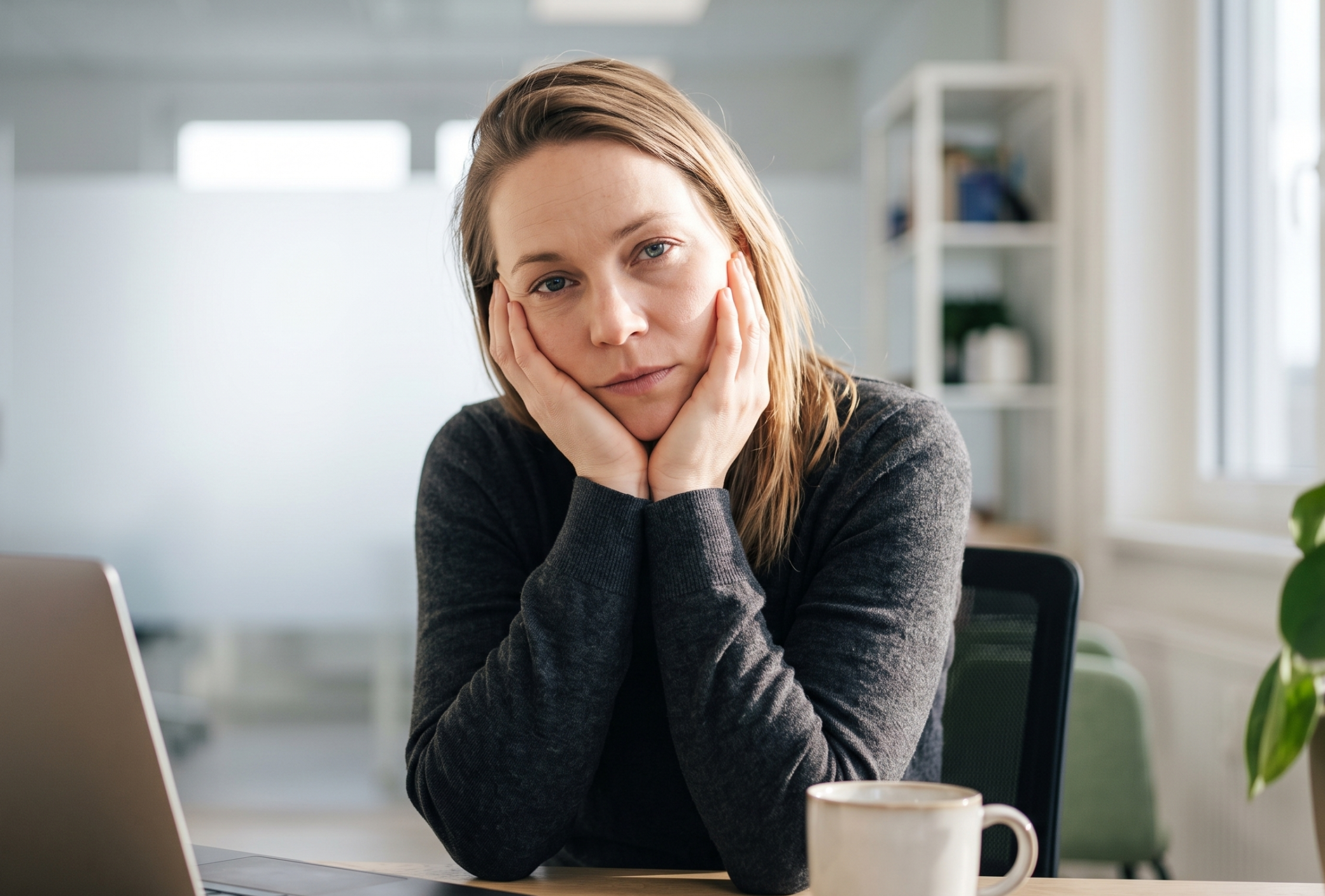woman-desk-ai woman desk ai scaled e1789362861566